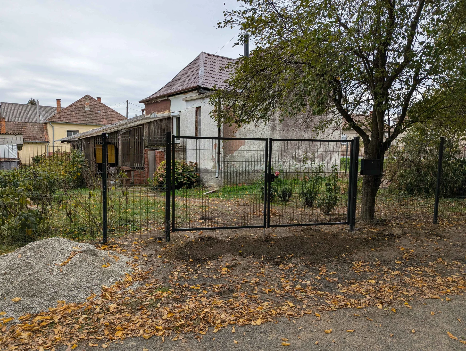 Pöpec 3D táblás kerítés kétszárnyú kapuval